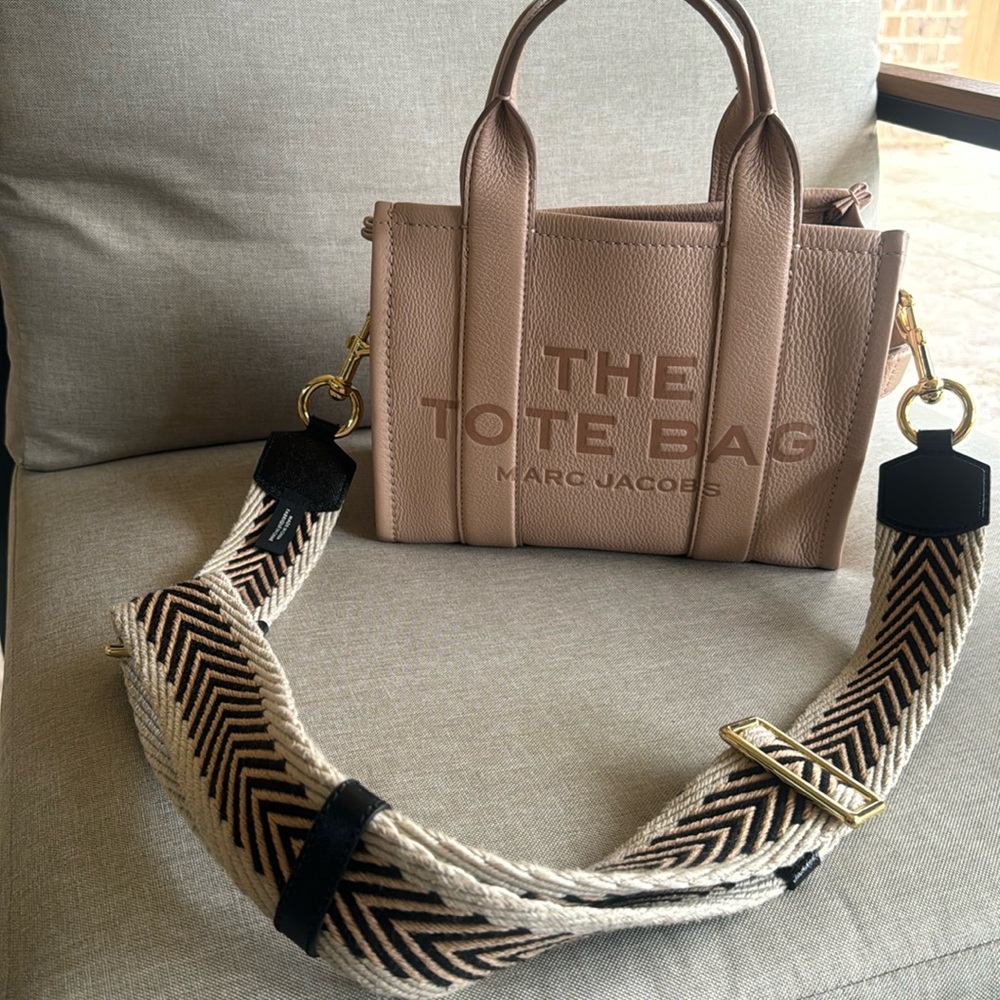 THE LEATHER
MEDIUM TOTE BAG

COLOR
Rose